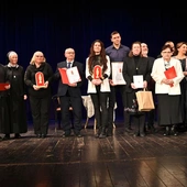 Laureaci i nominowani do tegorocznej Nagrody św. Maksymiliana z bp. Romanem Pindlem.