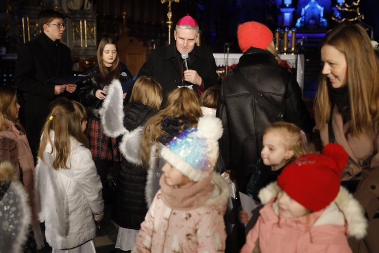 Nagrody laureatom wręczał biskup ordynariusz.