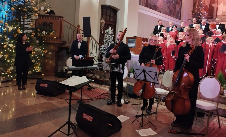 Artyści wykonali 19 kolęd i pastorałek.
