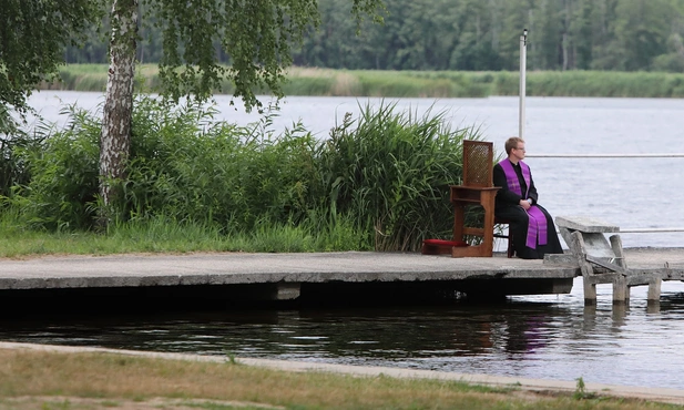 Kim są księża? Francuski film o kapłanach podbija kina