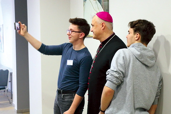 OTK to również okazja do prywatnej rozmowy z biskupem i zrobienia wspólnego selfie.