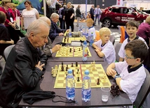 Szachowy pojedynek pokoleń w czasie seniorskich targów w Gdańsku.