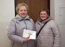 Panie Joanna i Helena z krzyżem misyjnym i zaświadczeniem z parafii.