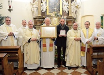 	Z rąk biskupów mężczyzna otrzymał odznaczenie za pracę dla Kościoła opolskiego.