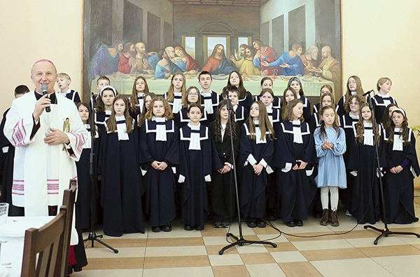 Życzenia złożył bp Marek Solarczyk. Kolędy śpiewał chór z PSP w Małęczynie.