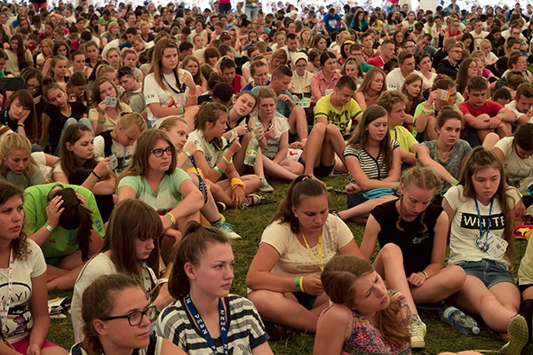 Młodzież lubi przeżywać wiarę we wspólnocie rówieśników.