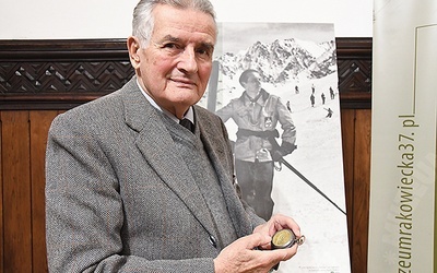 Wojciech Rodowicz jest najstarszym żyjącym krewnym bohatera. Na zdjęciu prezentuje zegarek z XIX wieku.