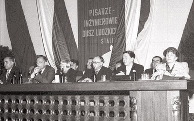 Zjazd Związku Literatów Polskich w Warszawie w czerwcu 1950 roku. Wtedy twórców obowiązywał już socrealizm.