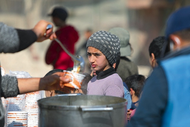 Organizacje charytatywne rozdzielają żywność w dotkniętej wojną i głodem Syrii.