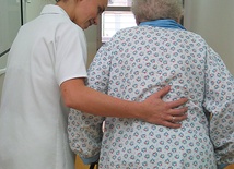 W wielu przypadkach starsi ludzie potrzebują fachowej opieki specjalistów.