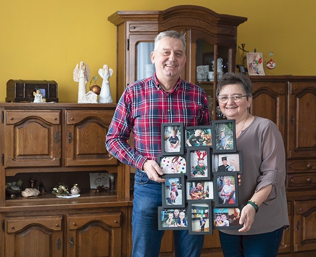 Bronisława i Marek Śpiewokowie z rodzinnymi zdjęciami.