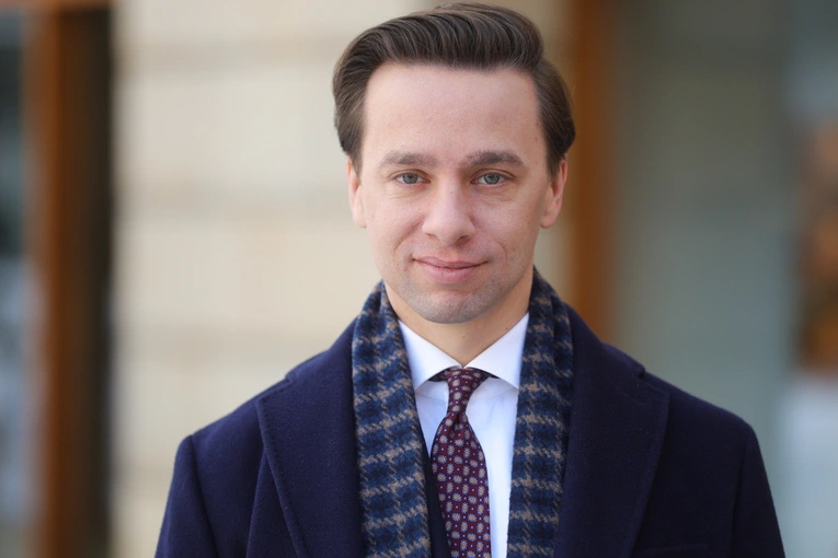 Krzysztof Bosak nadal pozostaje wicemarszałkiem Sejmu. Zaskakujące zachowanie klubu PiS