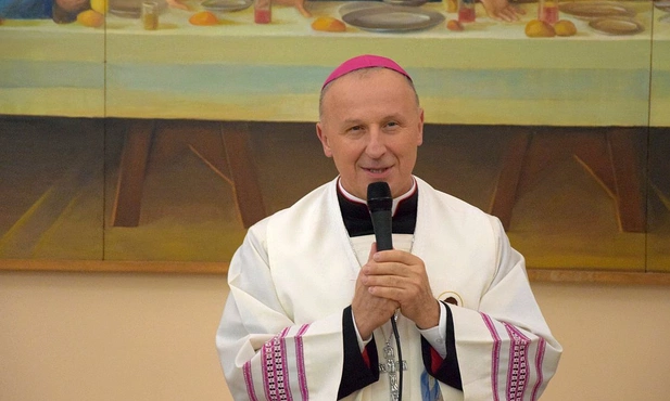 Bp Solarczyk życzy, aby Biblia była źródłem i fundamentem życia wiary.