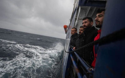 Setki migrantów uciekają przed burzą na morzu
