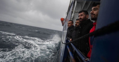 Setki migrantów uciekają przed burzą na morzu