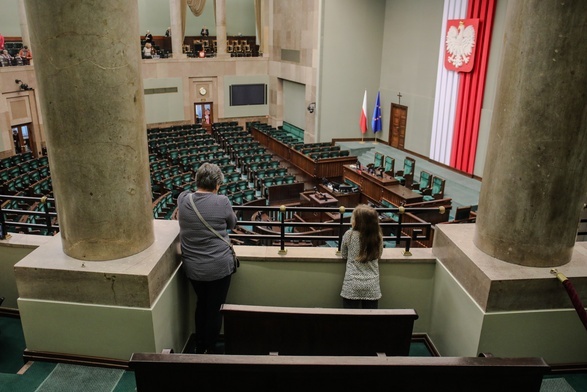 Dużo chętnych do odwiedzenia parlamentu w dniu otwartym z okazji Dnia Babci i Dnia Dziadka.