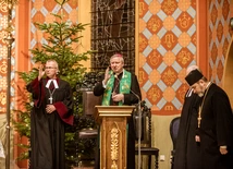 Po nabożeństwie bp Wiesław Szlachetka wraz z bp. Marcinem Hintzem udzielili wiernym błogosławieństwa.