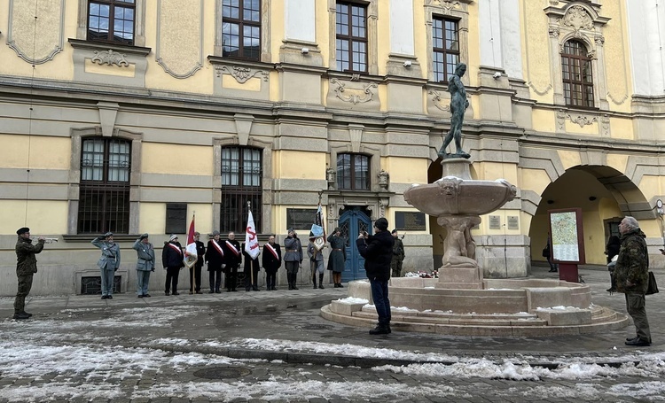 Ta przeszłość pomaga nam wyciągać wnioski na przyszłość