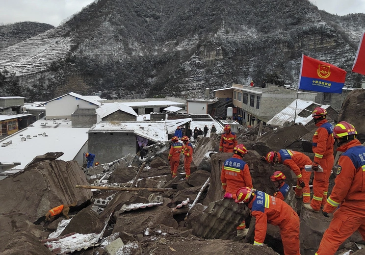 Zwały ziemi i skał zeszły na wioskę w Chinach