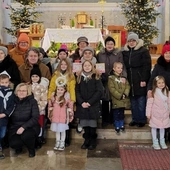 Dzieci z babciami i dziadkami oraz wikariuszem ks. Bartłomiejem Goździewskim.
