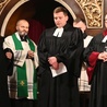 Od lewej: ks. Piotr Nikolski, ks. Jarosław Lipniak (organizator wydarzenia), ks. Paweł Meller, bp Waldemar Pytel podczas wspólnej modlitwy.