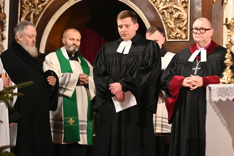 Od lewej: ks. Piotr Nikolski, ks. Jarosław Lipniak (organizator wydarzenia), ks. Paweł Meller, bp Waldemar Pytel podczas wspólnej modlitwy.