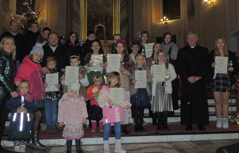 Laureaci trzech pierwszych miejsc oraz wyróżnieni otrzymali statuetki, pamiątkowe dyplomy, nagrody lub bony pieniężne do zrealizowania w sieciach popularnych sklepów.