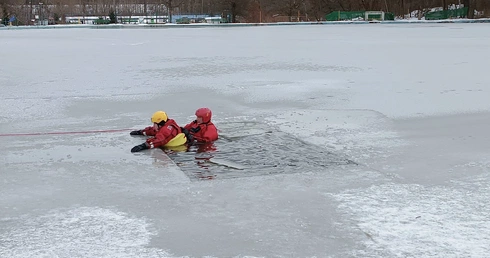 Mysłowice. Ćwiczenia ratownicze na lodzie. Pokaz dla dzieci i młodzieży