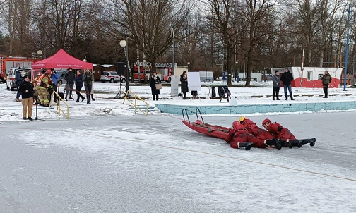 Mysłowice. Ćwiczenia ratownicze na lodzie. Pokaz dla dzieci i młodzieży