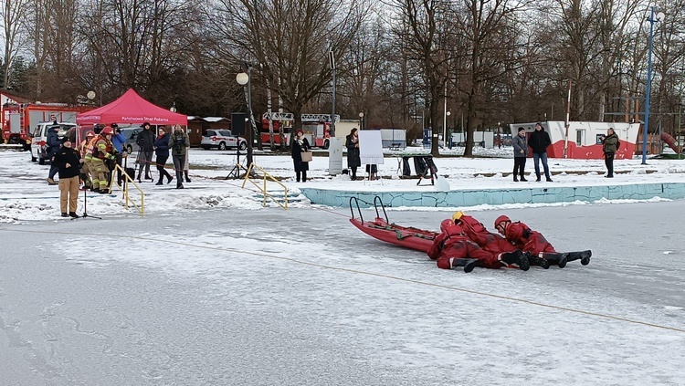 Mysłowice. Ćwiczenia ratownicze na lodzie. Pokaz dla dzieci i młodzieży