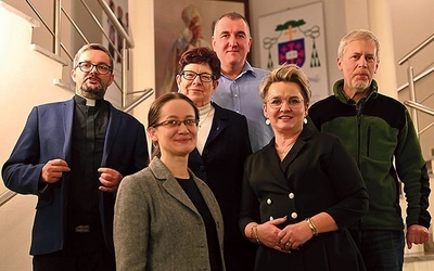 Odpowiedzialni za bielsko-żywieckie wspólnoty. Od lewej: ks. Piotr Hoffmann, Agnieszka Bieniek, Irena Olma, Piotr Kądzioła, Marta Stanowska i Piotr Czadankiewicz.