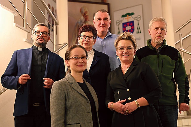 Odpowiedzialni za bielsko-żywieckie wspólnoty. Od lewej: ks. Piotr Hoffmann, Agnieszka Bieniek, Irena Olma, Piotr Kądzioła, Marta Stanowska i Piotr Czadankiewicz.