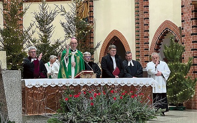 Nabożeństwo zakończyło się błogosławieństwem udzielonym wspólnie przez obecnych w kościele duchownych różnych wyznań.