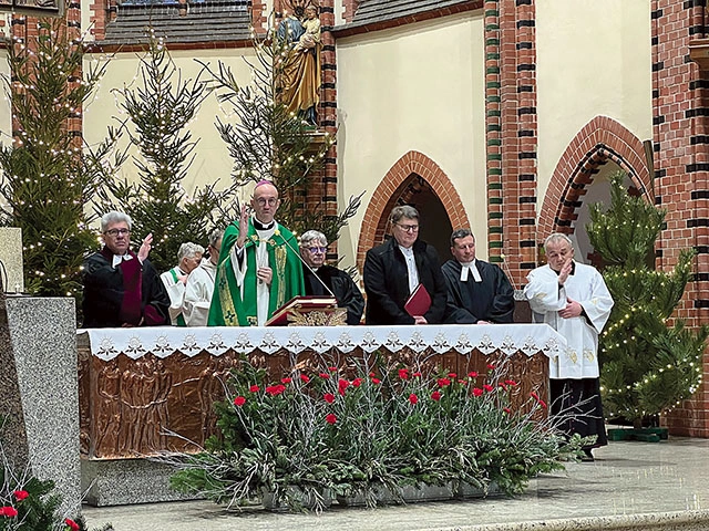 Nabożeństwo zakończyło się błogosławieństwem udzielonym wspólnie przez obecnych w kościele duchownych różnych wyznań.