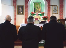 Na drogę oblacji wkroczyło trzech mężczyzn.