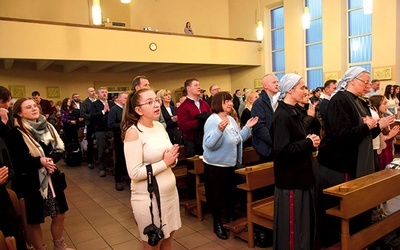 W modlitwie uczestniczyli członkowie oaz Dzieci Bożych, młodzieżowej i Domowego Kościoła.