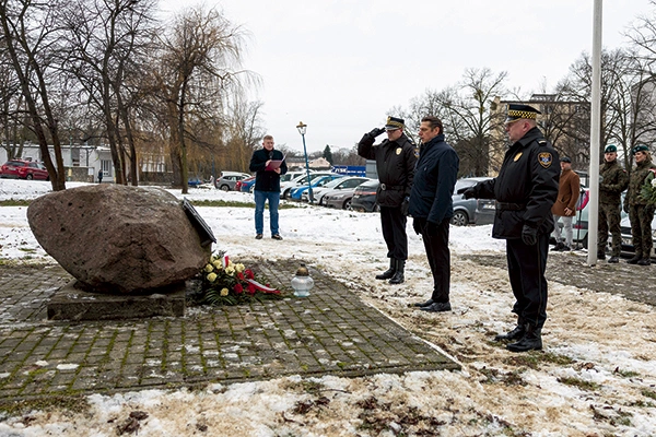 Wśród składających wiązanki byli przedstawiciele władz miasta, stowarzyszeń i Muzeum Historycznego Skierniewic.