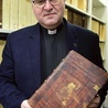 Prelegent prezentował m.in. starodruk z XVI w. ze złoconym ekslibrisem bp. Jana Dantyszka.