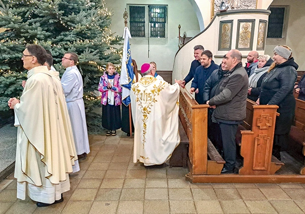 Biskup Pierskała wita się z pastorem Muszczyńskim.