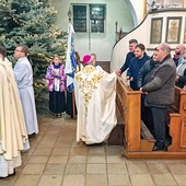 Biskup Pierskała wita się z pastorem Muszczyńskim.