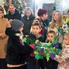 	W procesji z darami dzieci przyniosły  gałązki winnej latorośli jako symbol nowej Winnicy we wspólnocie i w diecezji.
