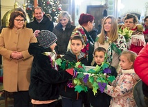 	W procesji z darami dzieci przyniosły  gałązki winnej latorośli jako symbol nowej Winnicy we wspólnocie i w diecezji.