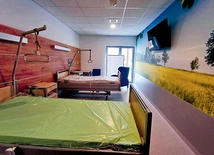 	Jedna z hospicyjnych sal dla chorych.