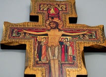 	To krucyfiks pełen symboli. Na głowie Chrystusa zamiast korony cierniowej jest korona chwały.
