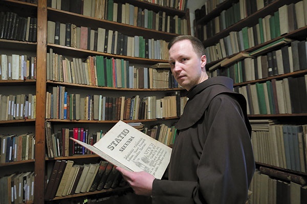Ojciec Filip Czub w klasztornej bibliotece.