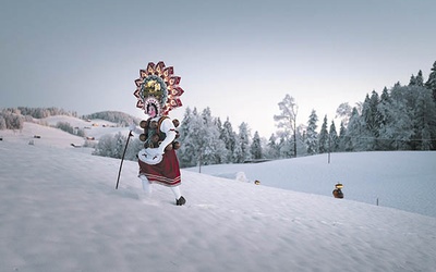 Tradycyjne powitanie nowego roku w w północno-wschodniej Szwajcarii. Tak zwani Silvesterchlausen ruszyli,  by złozyć mieszkańcom  regionu życzenia. 13.01.2024 Hundwil, Szwajcaria