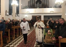 W czasie nabożeństwa zostały poświęcone róże - symbol miłości i nadziei na przezwyciężenie trudnych sytuacji w życiu.