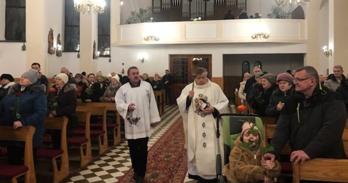 W czasie nabożeństwa zostały poświęcone róże - symbol miłości i nadziei na przezwyciężenie trudnych sytuacji w życiu.