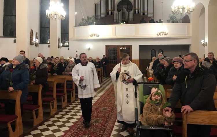 W czasie nabożeństwa zostały poświęcone róże - symbol miłości i nadziei na przezwyciężenie trudnych sytuacji w życiu.