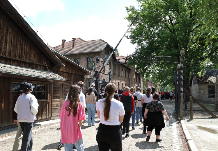 „Zapomnieć to znaczy pozwolić im na nowo umrzeć”. Jak zachować pamięć o ofiarach Auschwitz?